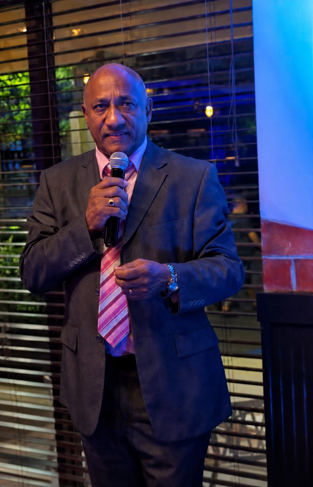Manolito Miranda en presentación con micrófono